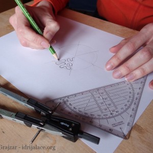 Delavnica risanje vzorcev za klekljano čipko v centru Maribora