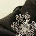 Modni dodatki: Snežinka iz čipke na šalu s kristali Swarovski