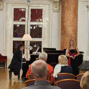 Pianistka Maja Tanjšek in sopranistka Martina Robinšak